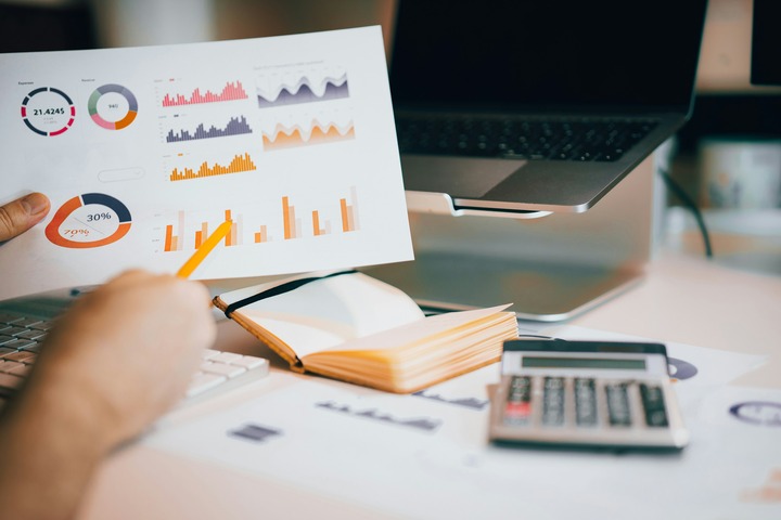 Automatizarea rapoartelor financiare cu BigQuery & Looker