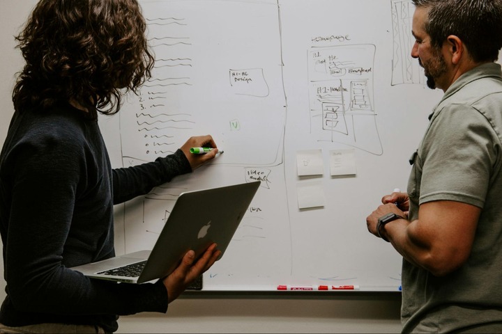 Comparație CRM: HubSpot vs. Zoho vs. Salesforce